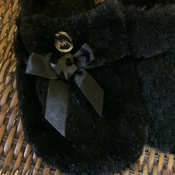 Black Fuzzy Slippers with Bow and jewel - Picture 3 of 11